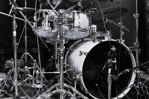 ライブステージのドラムセット：モノクロ﻿ ドラム,ドラマー,打楽器の写真素材