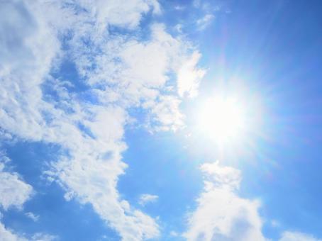 七色に力強く輝く夏の太陽 七色に力強く輝く夏の太陽の写真