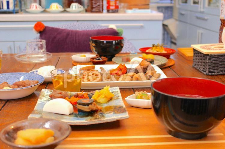 おせち料理の並んだテーブル おせち,料理,正月の写真素材