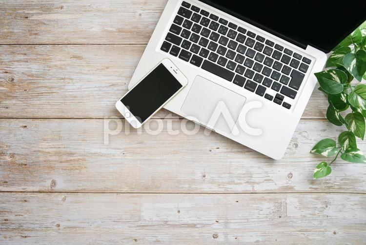 パソコンのデスク　イメージ ビジネス,ノートパソコン,パソコンの写真素材