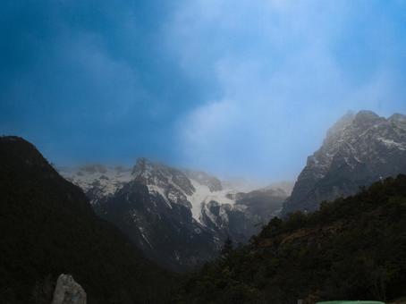 雪山と霧が織りなす神秘的な風景 雪山と霧が織りなす神秘的な風景の写真