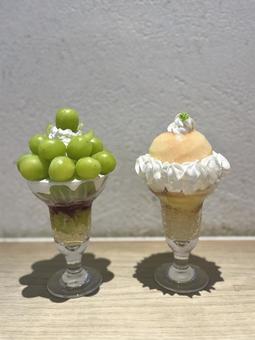 秋の季節のパフェ、桃とぶどう 秋の季節のパフェ、桃とぶどう 果物パフェ,パフェ,くだものの写真素材