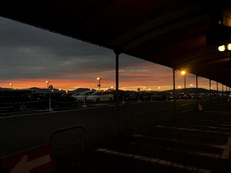 夕焼けと駐車場 夕焼けと駐車場 夕焼け,夕方,日暮れの写真素材