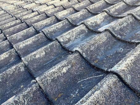 汚れたコンクリート瓦 瓦,コンクリート,劣化の写真素材