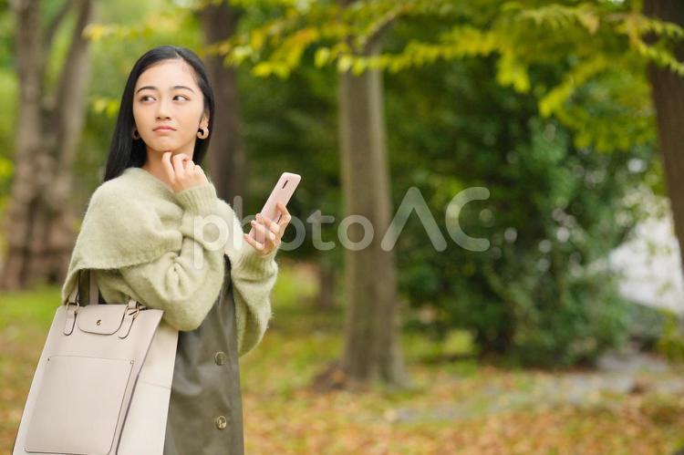 公園でスマホを使う女性 女性,日本人,１人の写真素材