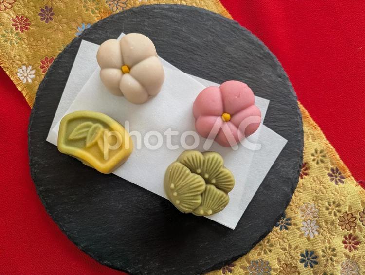 和菓子（練り菓子）背景赤色＆金色 和菓子,練り菓子,和風の写真素材