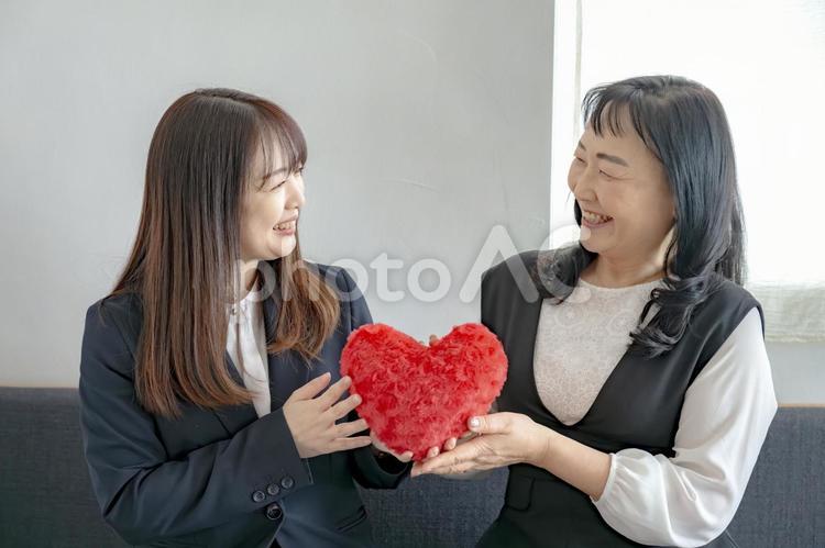 ハートを出す女性たち ビジネスウーマン,スーツ,女性の写真素材