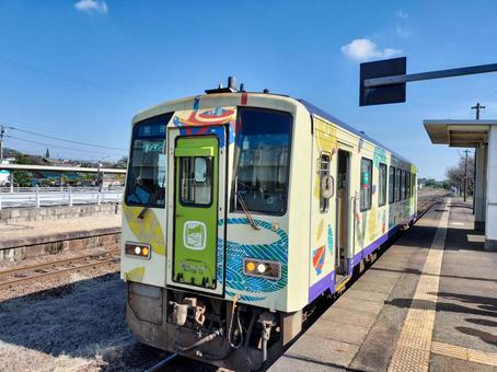 JR関西本線「関駅」ホームに停車中の車両 関駅,関西本線,三重県の写真素材
