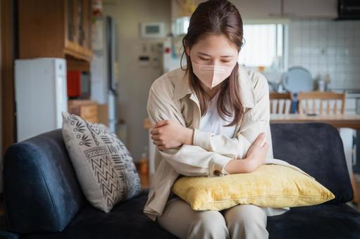 風邪を引いて寒そうに震える女性  風邪を引いて寒そうに震える女性  風邪,体調不良,寒いの写真素材