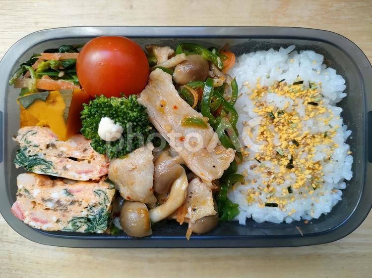 豚バラピーマン旨辛炒め弁当！ お弁当,お昼,お昼ごはんの写真素材