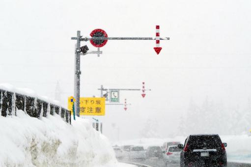 矢羽根、雪の高速道路 矢羽根,雪上走行,タイヤ規制の写真素材