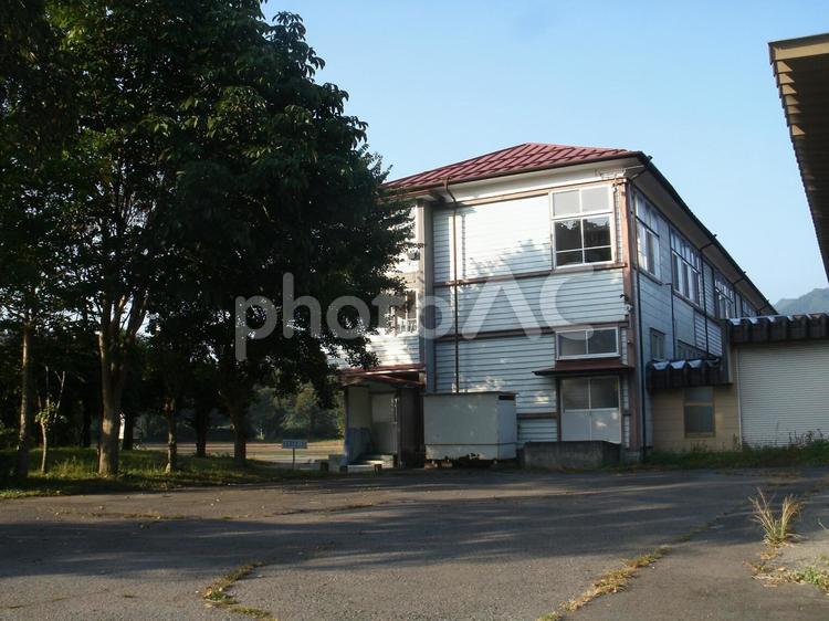 レトロな木造校舎の廃校「武尊根小学校」 武尊根小学校,木造校舎,廃校の写真素材