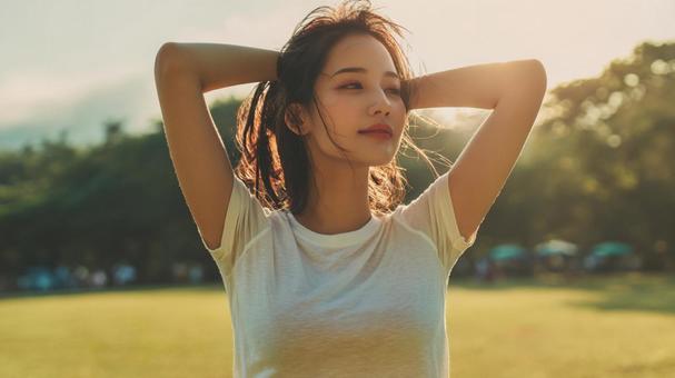 活気に満ちた夏の日にリフレッシュする女性 活気に満ちた夏の日にリフレッシュする女性の写真