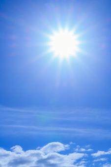 輝く太陽と青空 輝く太陽と青空の写真