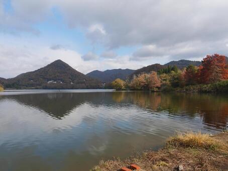 湖面に佇む 兵庫県,三田市,有馬富士公園の写真素材