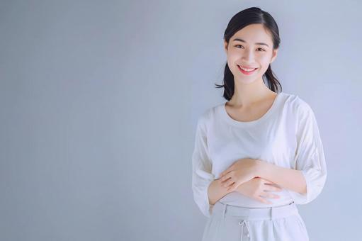腸活・整腸を意識する女性 腸活・整腸を意識する女性の写真