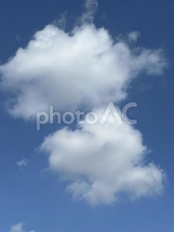青空に浮かんだ秋の雲二つ 雲,青空,青の写真素材