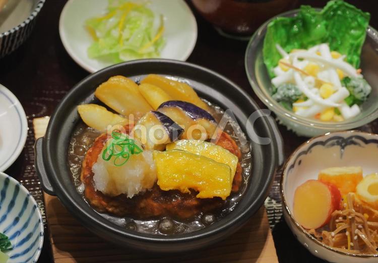 おいしそうな和風ハンバーグの定食セット 和風ハンバーグ定食,和風ハンバーグ,ハンバーグランチの写真素材