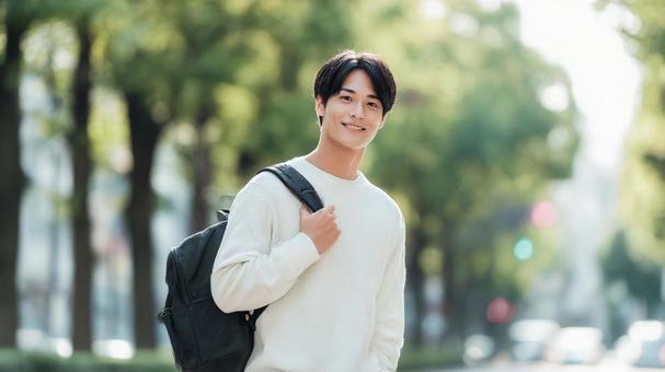 笑顔の20代男性 笑顔の20代男性の写真