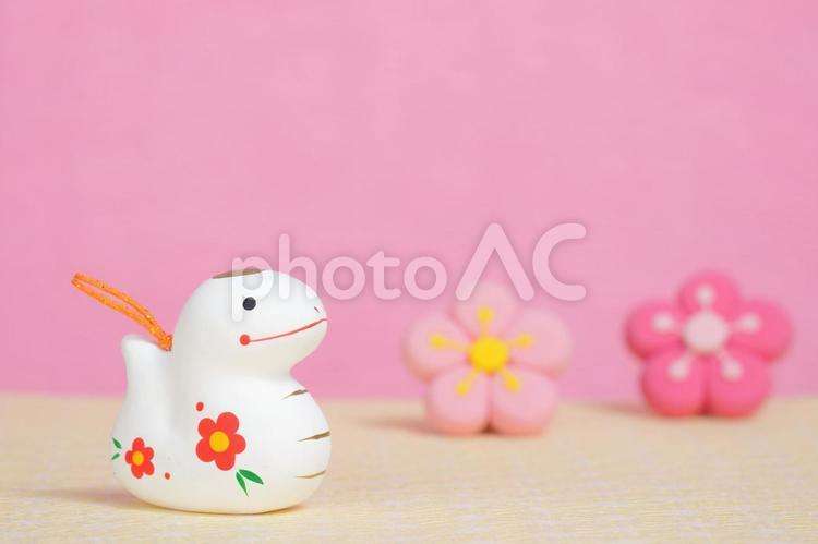 かわいい梅の花フィギュアと蛇の張子 干支,巳,2025年の写真素材