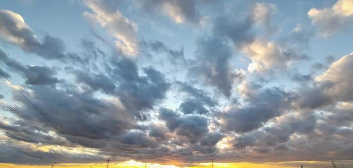 夕暮れの分厚い雲 夕暮れの分厚い雲の写真