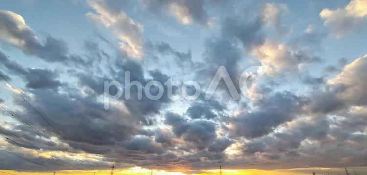 夕暮れの分厚い雲 空,雲,太陽の写真素材