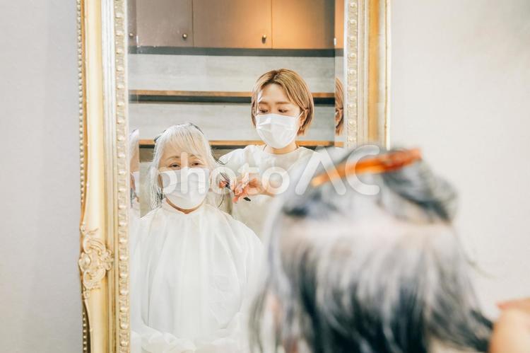 高齢者のヘアカットをする美容師（鏡） ヘアカット,散髪,髪型の写真素材