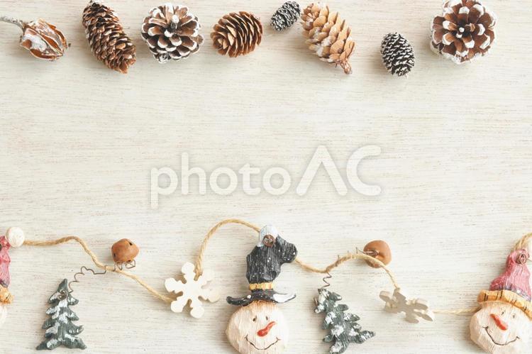 クリスマスオーナメントのフレーム クリスマス,オーナメント,まつぼっくりの写真素材