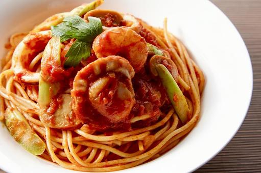 帆立とイカのトマトソースのパスタ 帆立とイカのトマトソースのパスタ トマトスパゲッティー,ペスカトーレ,アラビアータの写真素材