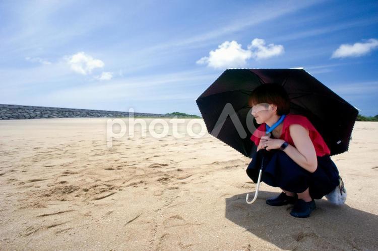 素材＞夏の海で日傘に隠れて沖を眺める女性 女性,人物,夏の写真素材