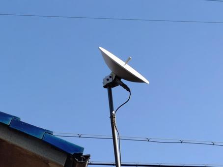 晴れの日のパラボラアンテナ パラボラアンテナ,アンテナ,テレビアンテナの写真素材