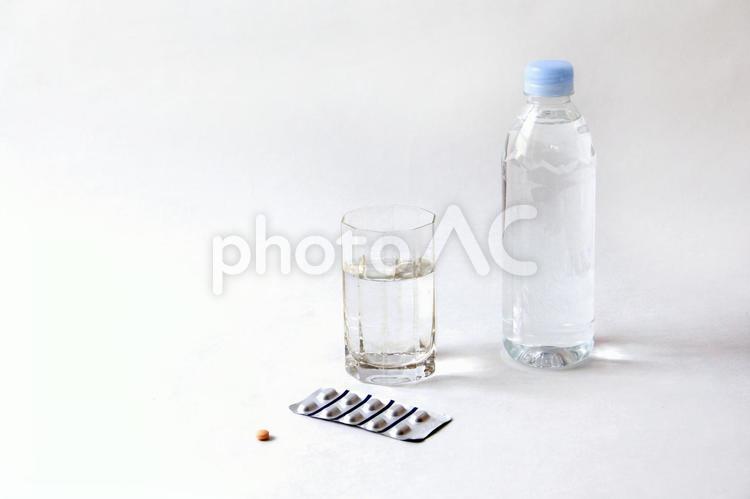 錠剤の薬と水とペットボトル　 薬,水,内服薬の写真素材