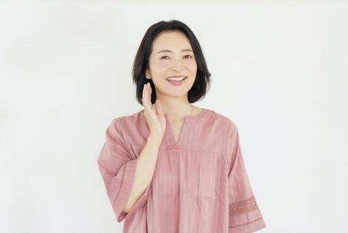 白背景のミドルエイジ女性のポートレート ポートレート,カメラ目線,笑顔の写真素材