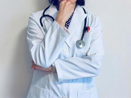 あごに手を当てて悩む女性医師 あごに手を当てて悩む女性医師 なるほど,理解,悩むの写真素材