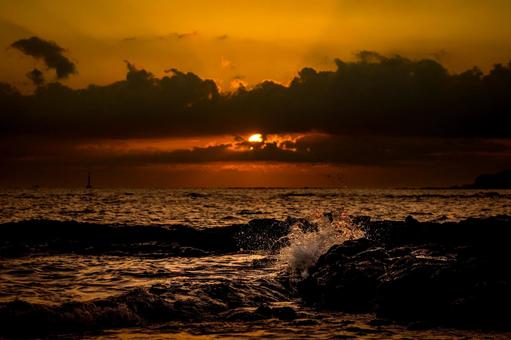 <素材>秋の海に沈む夕日と海の波しぶき <素材>秋の海に沈む夕日と海の波しぶき 海,空,サンセットの写真素材