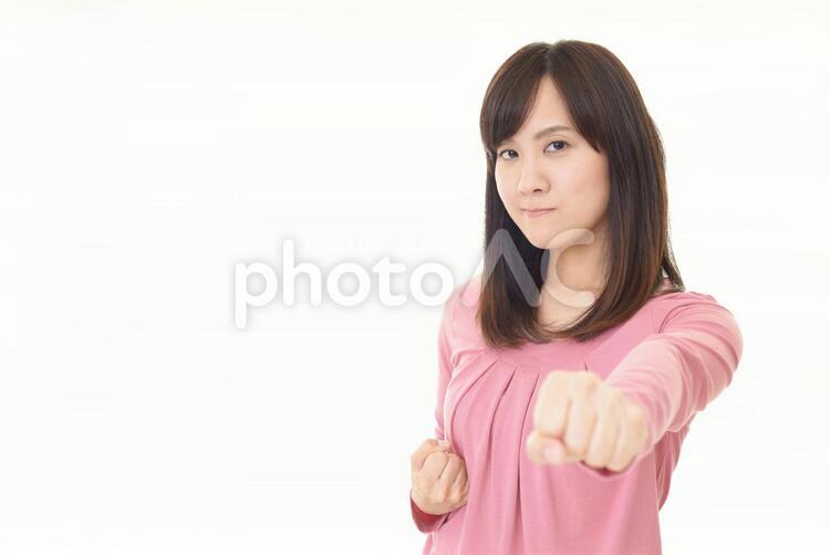 怒った表情の女性 女性,女,パンチの写真素材