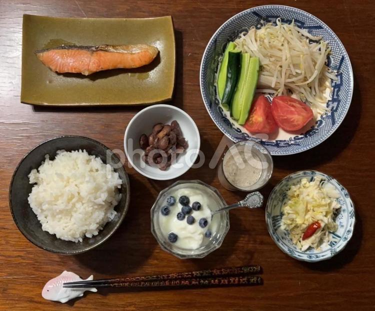 政府備蓄米ご飯と焼き銀鮭などの夕食 夕食,政府備蓄米,ご飯の写真素材