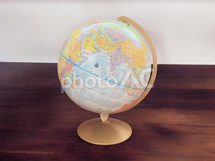 木製の机に置いてある地球儀 地球儀,earth,木製の写真素材