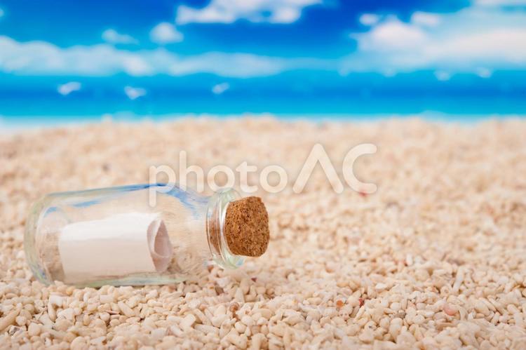 漂流した瓶と手紙 ビーチ,ヘルプ,メッセージの写真素材
