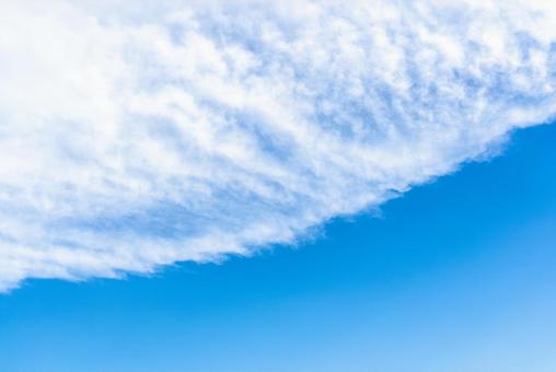 波のような雲と青い空 波のような雲と青い空の写真