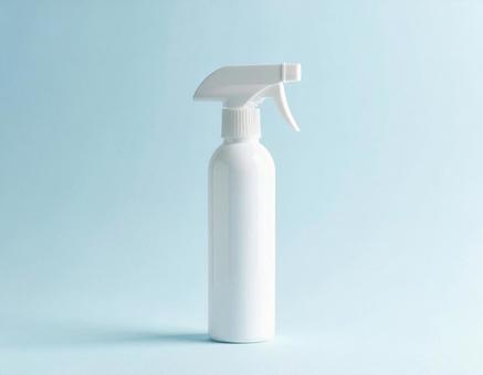白いスプレーボトル 白いスプレーボトルの写真