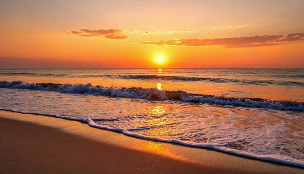 太陽が沈む夕暮れの海辺、サンセットビーチ 太陽が沈む夕暮れの海辺、サンセットビーチの写真