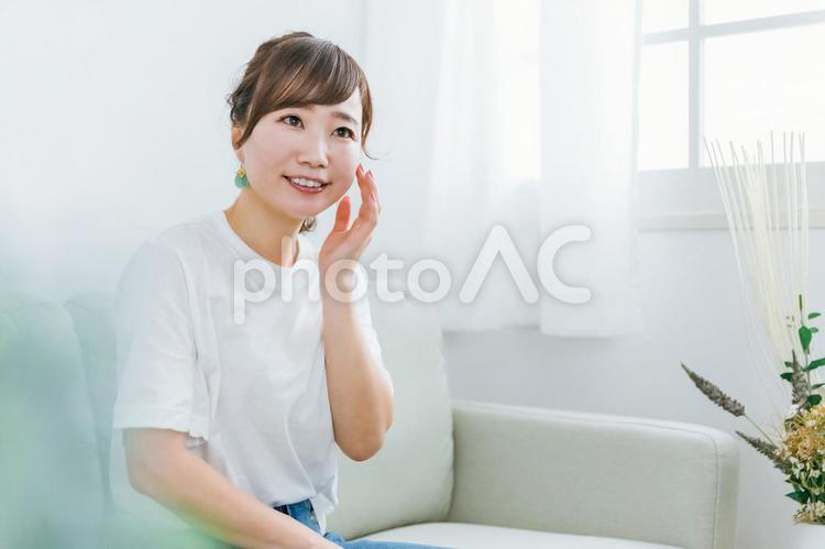 保湿された頬を触る笑顔の日本人女性 保湿,しっとり,肌の写真素材