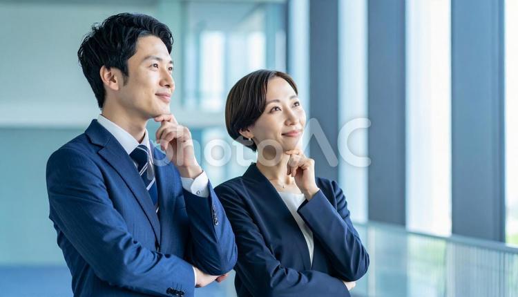 考えごとをする男女2人のビジネスパーソン 男性,女性,男女の写真素材