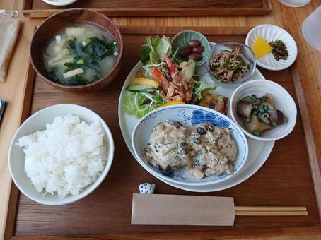 茸クリーム煮込みハンバーグランチプレート 茸クリーム煮込みハンバーグランチプレートの写真
