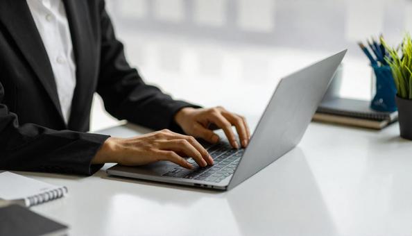 パソコンで作業する日本人女性 パソコンで作業する日本人女性の写真