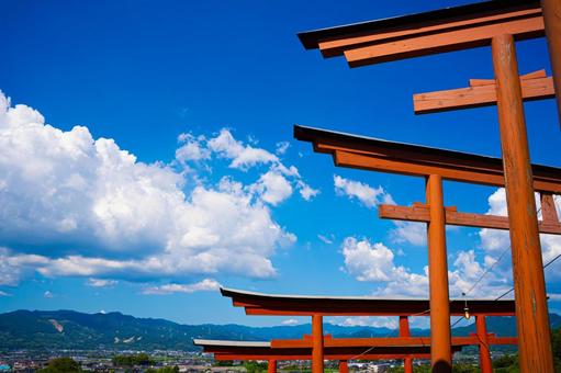 青空と鳥居 青空と鳥居 入道雲,鳥居,神社の写真素材