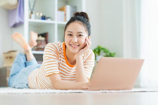 パソコンを使う若い女性 パソコンを使う若い女性の写真