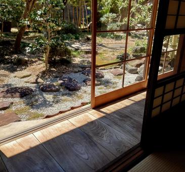 夏の縁側 縁側,日向,木造住宅の写真素材