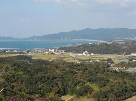 山から望む海と里山風景 山から望む海と里山風景の写真
